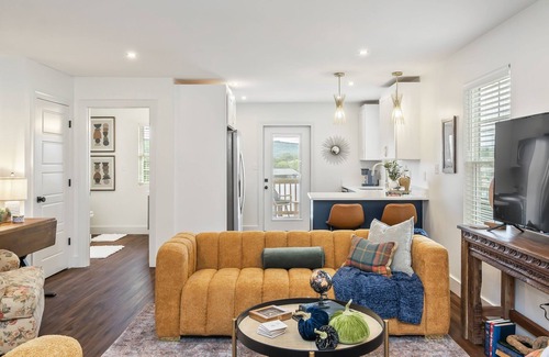 Powell House | Cozy, Elegant 3 Bedroom Townhouse with Romantic Vibe