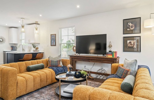 Powell House | Cozy, Elegant 3 Bedroom Townhouse with Romantic Vibe