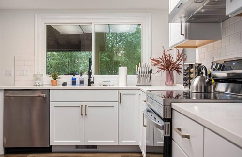 Millard House | Cozy & Elegant Gem, Fenced Yard, BBQ & Games!