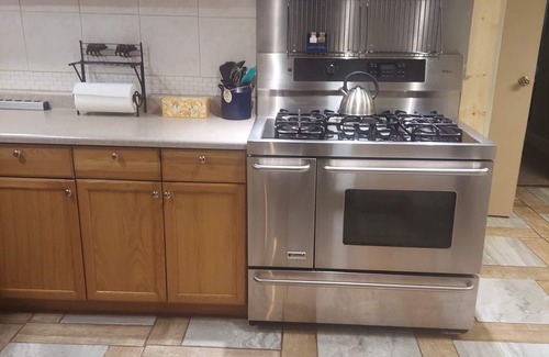 St. Anthony Apartment | Cozy Escape close to Yellowstone & Grand Teton NP, BYUI, River Beach sleeps 9