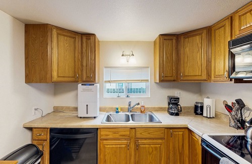 Winchester Bay House | Cozy family beach cottage w/hot tub, deck, WiFi, surfboard-walk to bay, Dogs ok