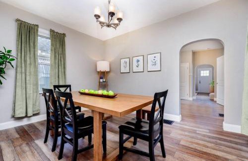 The Hill House | Cozy Family Cottage - Historic Top of The Hill