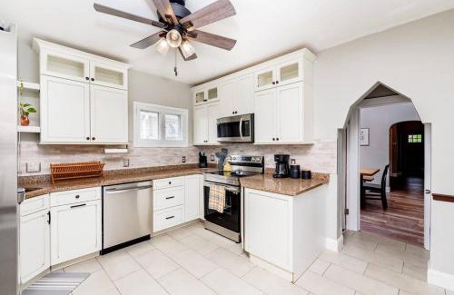 The Hill House | Cozy Family Cottage - Historic Top of The Hill