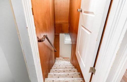 The Hill House | Cozy Family Cottage - Historic Top of The Hill