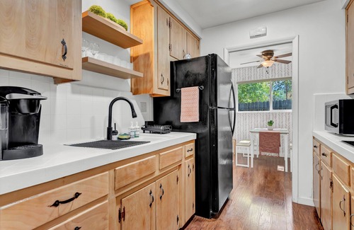 Kaweah House | Cozy Family-friendly 8mi to Sequoia, Full Kitchen, Games, Grill and Big Backyard