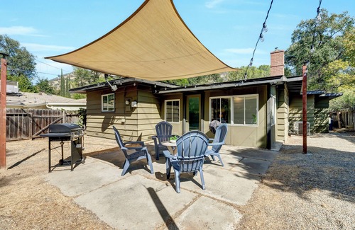 Kaweah House | Cozy Family-friendly 8mi to Sequoia, Full Kitchen, Games, Grill and Big Backyard