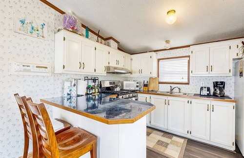 Assateague Pointe House | Cozy Family-Friendly Home with WiFi, AC, Shared Pool, Tennis, Pond & Playgrounds
