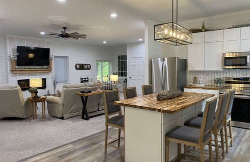 Mount Vernon House | Cozy Farmhouse in Mount Vernon