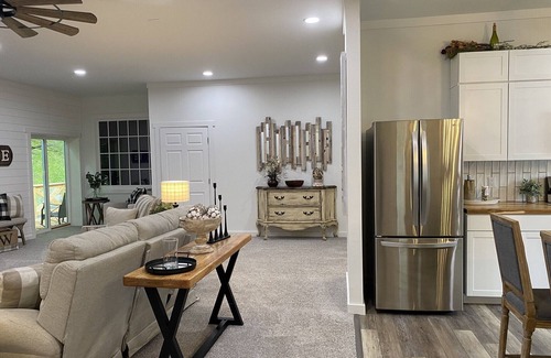 Mount Vernon House | Cozy Farmhouse in Mount Vernon