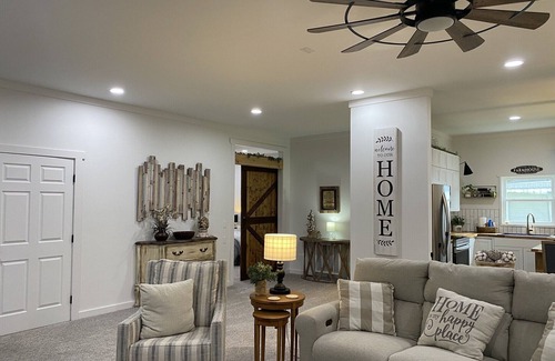 Mount Vernon House | Cozy Farmhouse in Mount Vernon