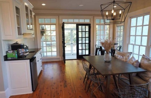 Bogart House | Cozy Farmhouse in Watkinsville