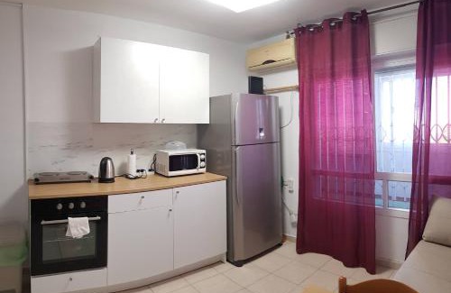 Lod Apartment | Cozy Flat with Parking well-placed near TLV Airport