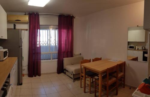 Lod Apartment | Cozy Flat with Parking well-placed near TLV Airport
