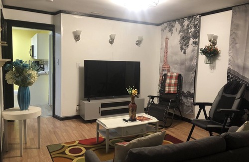 Seward Place Apartment | Cozy French Pied a terre - King bed, washer/dryer