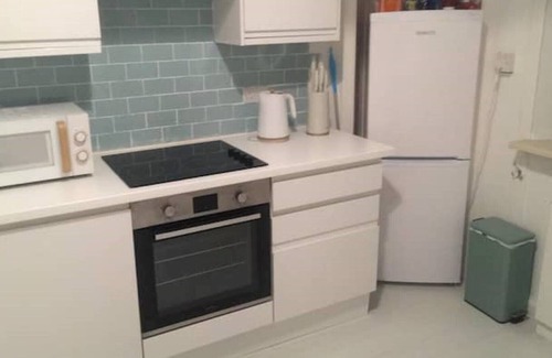 Millport Apartment | Cozy corner ground floor flat close to the sea! 5 night minimum stay July/August