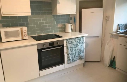 Millport Apartment | Cozy corner ground floor flat close to the sea! 5 night minimum stay July/August
