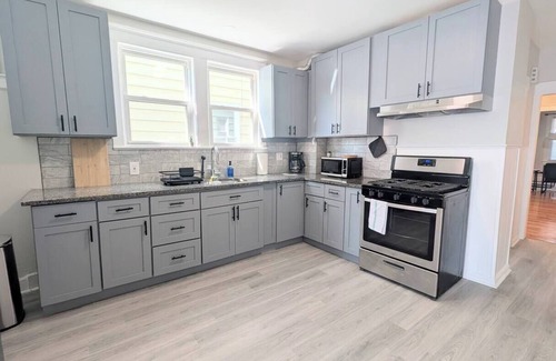 Orange House | Cozy Gem 18Min to EWR, 8min > NYC Train + Parking