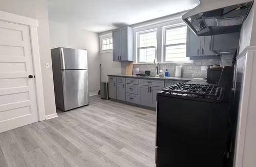Orange House | Cozy Gem 18Min to EWR, 8min > NYC Train + Parking