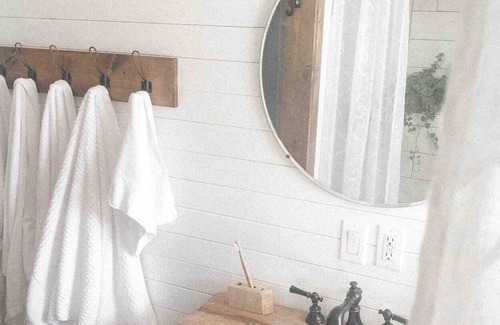 Erie House | Cozy Getaway 2BR + Hottub Erie PA Acacia House