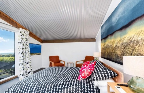 Lidster Bed & Breakfast | Cozy Getaway with Beautiful Vineyard views in the middle of wine region!