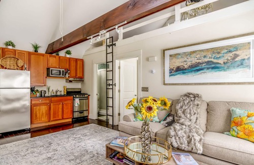 Bellevue Avenue Historic District House | Cozy guest cottage located off historic Bellevue Ave walking distance everywhere