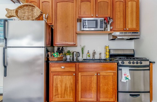 Bellevue Avenue Historic District House | Cozy guest cottage located off historic Bellevue Ave walking distance everywhere