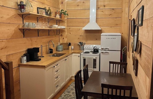 Sutton Cabin | Cozy Guest House on the River