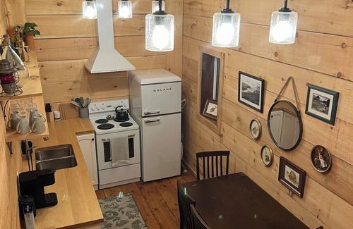 Sutton Cabin | Cozy Guest House on the River
