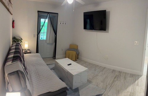 Eisenhower House | Cozy Guest Suite with Private Entrance