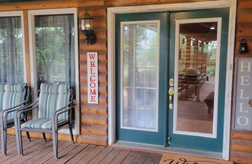 Jordan House | Cozy Hideaway Log Home in Welcoming Jordan MT