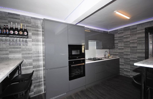 Woodingdean House | Cozy Hideaway With Hot Tub & Sauna Sleeps 7