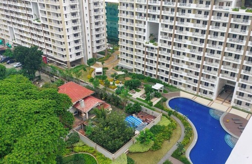 Paranaque Condo | Cozy High Floor 2-bedroom condo with WiFi, Balcony and AC in Sucat, Parañaque