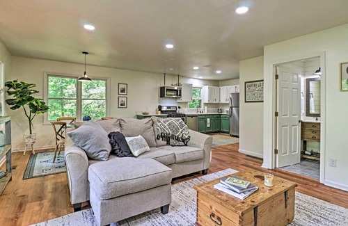 Mirror Lake House | Cozy Highlands Escape - 1 Mile to Downtown!