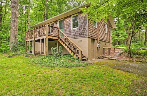 Mirror Lake House | Cozy Highlands Escape - 1 Mile to Downtown!