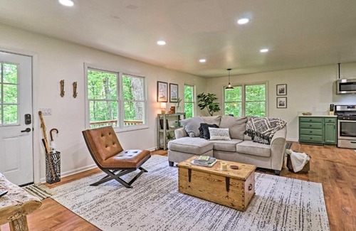 Mirror Lake House | Cozy Highlands Escape - 1 Mile to Downtown!