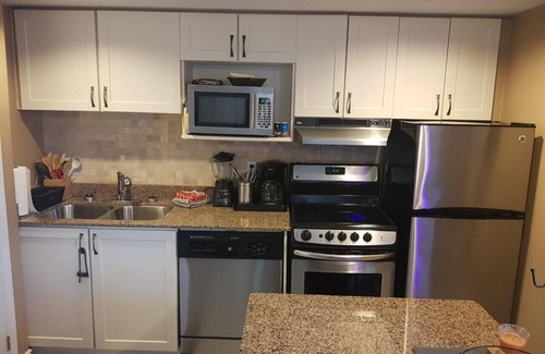 The Blue Mountains Apartment | Cozy Hillside Studio Condo in Blue Mountain w/Full Kitchen, Parking Included