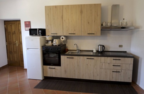 Vallo di Nera Apartment | Cozy Holiday Home, 2 double rooms Mountain Views in Medieval Village
