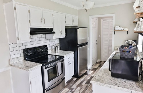 Weaver House | Cozy Home 1/2 mile from Chief Ladiga