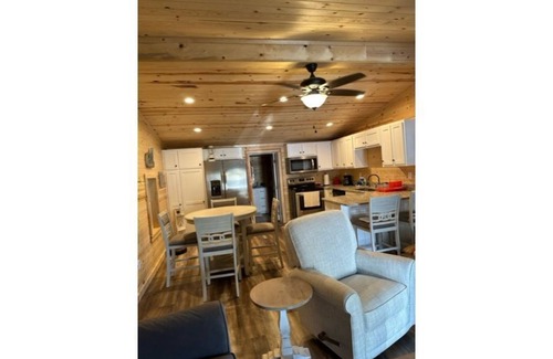 Tishomingo House | Cozy home- 5 mins from state park!