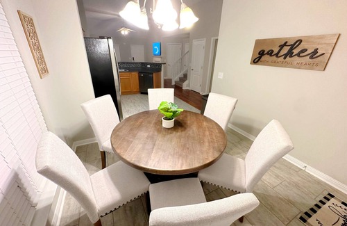 La Vergne House | Cozy Home~HotTub~120" LaserTV