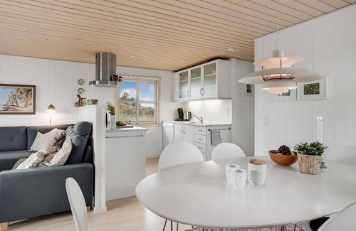 Lild Strand House | Cozy home in Frøstrup with WiFi