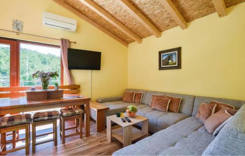 Vrlika House | Cozy Home In Maovice With Sauna
