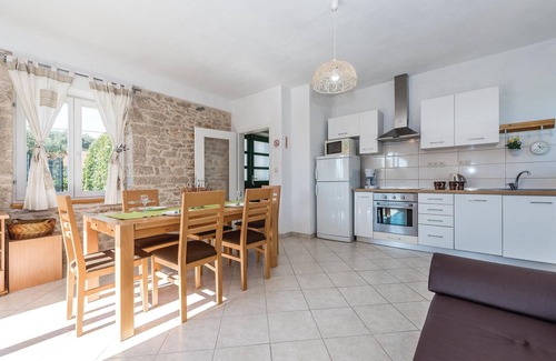 Puljane House | Cozy home in Necven with kitchen