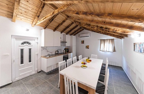 Trilj House | Cozy home in Ugljane with WiFi