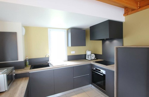 Biville Cottage | Cozy Home Near Beach, Close to GR223, with Garden, Terrace, Pets Welcome