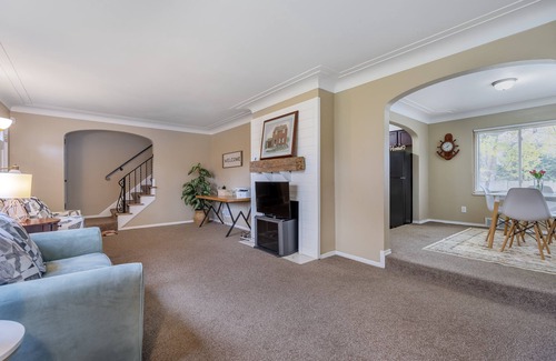 Ottawa House | Cozy home near university, Pet-Friendly & Family-Friendly Neighborhood