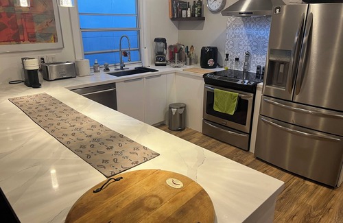 Old East York House | Cozy home, steps to public transport and 5 minutes to subway.