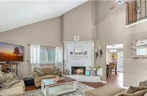 Huffman House | Cozy home w/ fast wifi, indoor fireplace in quiet cul-de-sac