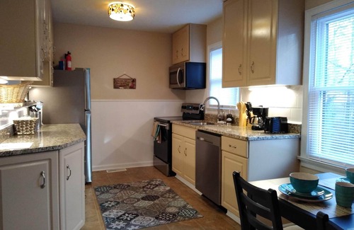 Forest Park House | Cozy Home w/Wifi, Netflix, Smart TV, Near Airport