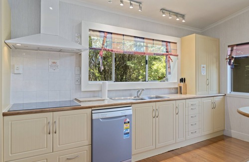 Springfield House | Cozy home with a pool! 5 minutes to Rotorua Town Centre.